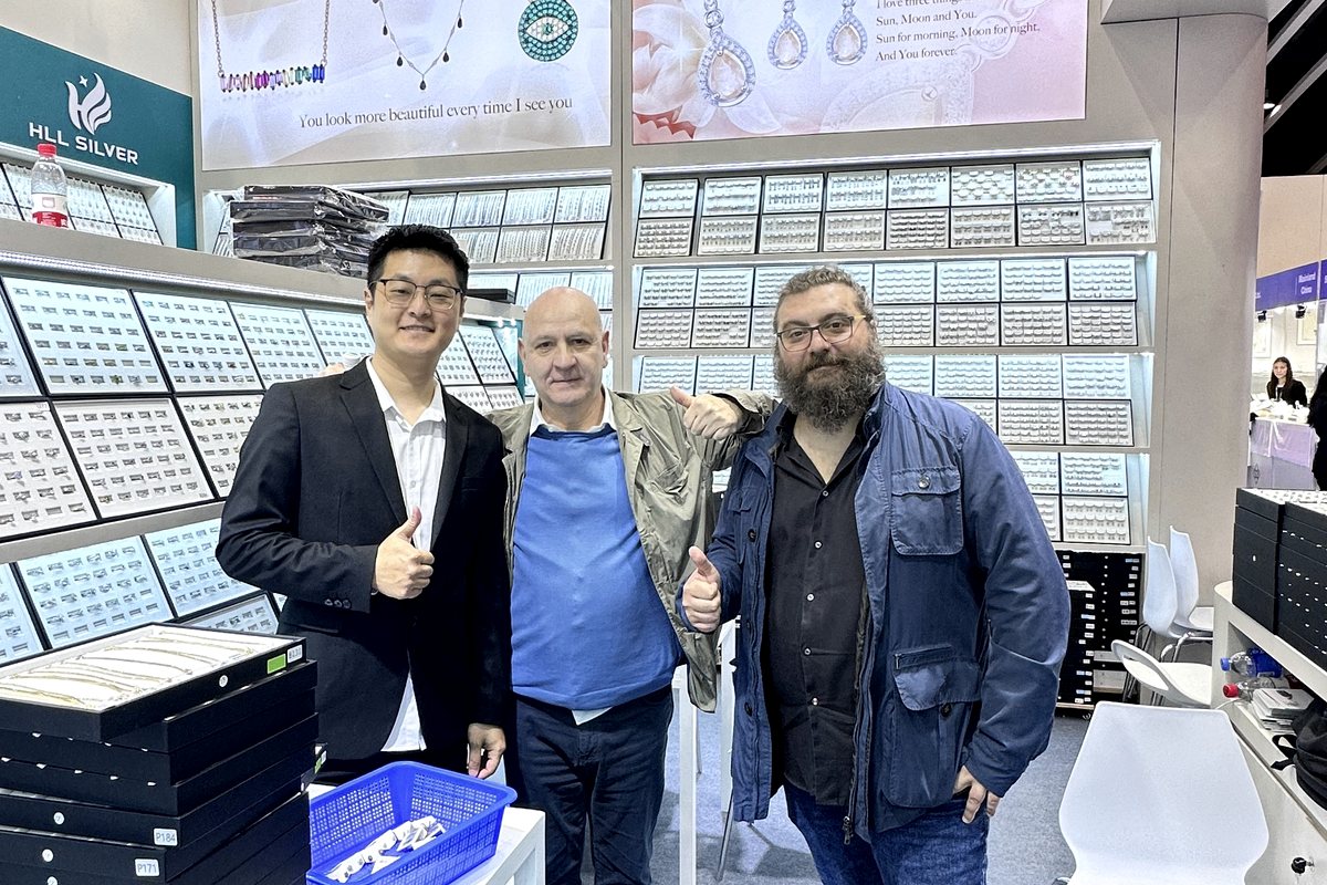 HLL SILVER team and global buyers at Hong Kong Jewellery Fair