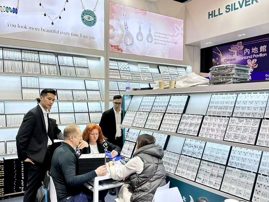 Buyer meeting at the HLL SILVER exhibition booth